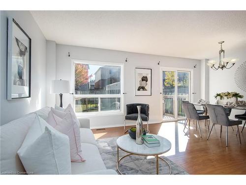 712 Paris Boulevard, Waterloo, ON - Indoor Photo Showing Living Room