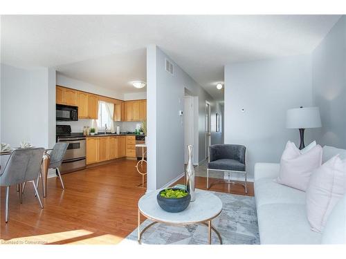 712 Paris Boulevard, Waterloo, ON - Indoor Photo Showing Living Room