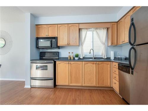 712 Paris Boulevard, Waterloo, ON - Indoor Photo Showing Kitchen