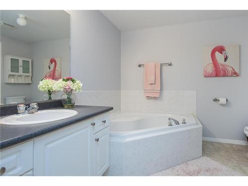 712 Paris Boulevard, Waterloo, ON - Indoor Photo Showing Bathroom