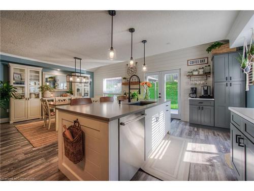 638 Mortimer Drive, Cambridge, ON - Indoor Photo Showing Kitchen With Upgraded Kitchen