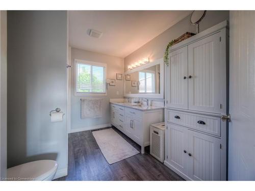 638 Mortimer Drive, Cambridge, ON - Indoor Photo Showing Bathroom