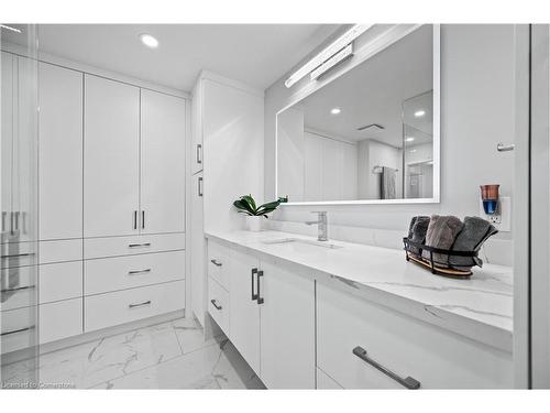 52 Rosewood Drive, Kitchener, ON - Indoor Photo Showing Bathroom