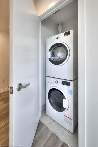 1112-15 Wellington St S, Kitchener, ON - Indoor Photo Showing Laundry Room