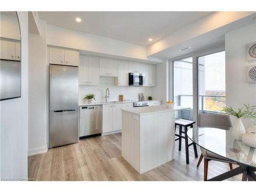 1112-15 Wellington St S, Kitchener, ON - Indoor Photo Showing Kitchen