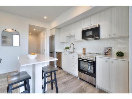 1112-15 Wellington St S, Kitchener, ON - Indoor Photo Showing Kitchen