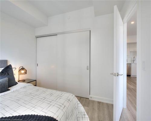 1112-15 Wellington St S, Kitchener, ON - Indoor Photo Showing Bedroom