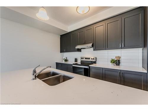 A012-142 Foamflower Place, Waterloo, ON - Indoor Photo Showing Kitchen With Double Sink With Upgraded Kitchen