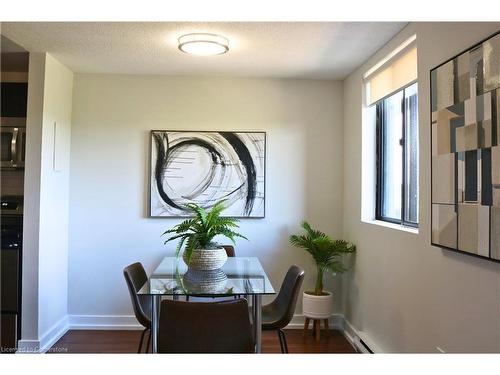 B501-120 Old Carriage Drive, Kitchener, ON - Indoor Photo Showing Dining Room