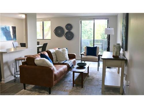 B501-120 Old Carriage Drive, Kitchener, ON - Indoor Photo Showing Living Room