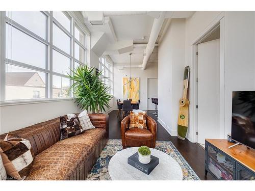 322-112 Benton Street, Kitchener, ON - Indoor Photo Showing Living Room