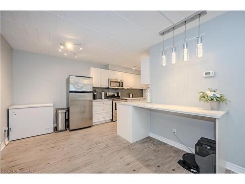 54-63 Conroy Crescent, Guelph, ON - Indoor Photo Showing Kitchen