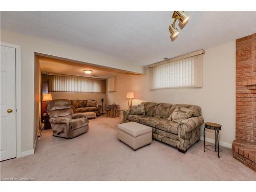 219 Misty Court, Kitchener, ON - Indoor Photo Showing Living Room