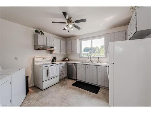 35-60 Elmsdale Drive, Kitchener, ON - Indoor Photo Showing Kitchen With Double Sink