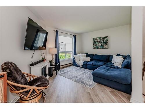 35-60 Elmsdale Drive, Kitchener, ON - Indoor Photo Showing Living Room