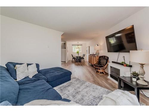 35-60 Elmsdale Drive, Kitchener, ON - Indoor Photo Showing Living Room