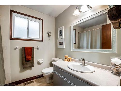 10 Costain Court, Kitchener, ON - Indoor Photo Showing Bathroom