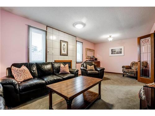 10 Costain Court, Kitchener, ON - Indoor Photo Showing Living Room