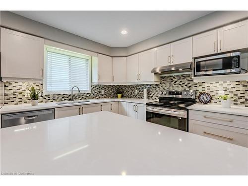 547 St Moritz Avenue, Waterloo, ON - Indoor Photo Showing Kitchen With Upgraded Kitchen