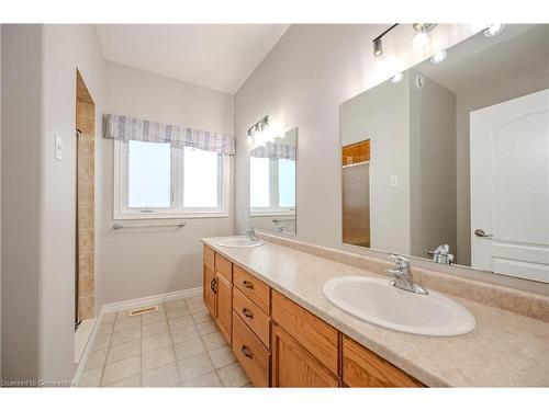 14-87 Stonecroft Way, New Hamburg, ON - Indoor Photo Showing Bathroom