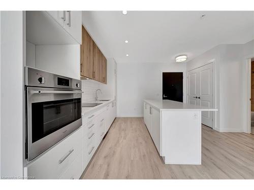 1010-181 King Street South Street, Waterloo, ON - Indoor Photo Showing Kitchen