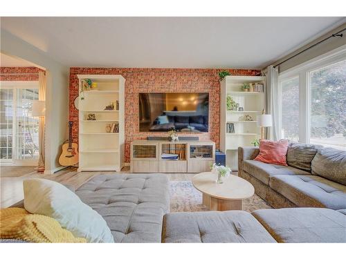 8 Byton Lane, Cambridge, ON - Indoor Photo Showing Living Room