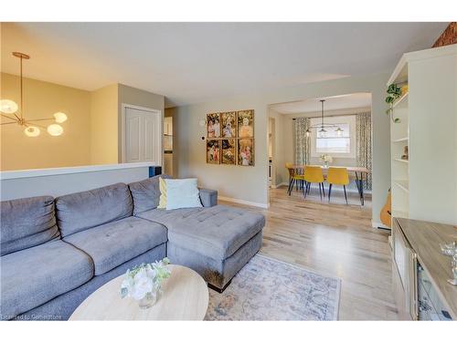 8 Byton Lane, Cambridge, ON - Indoor Photo Showing Living Room