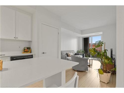 323-55 Duke Street, Kitchener, ON - Indoor Photo Showing Kitchen