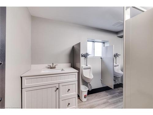 1221 Lobsinger Line, Waterloo, ON - Indoor Photo Showing Bathroom