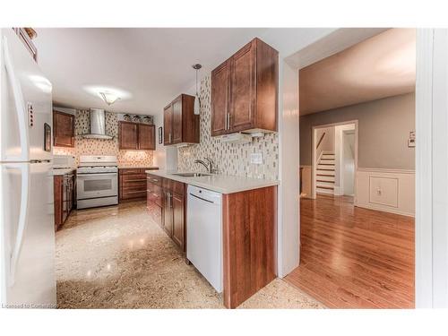 54 Roslin Avenue S, Waterloo, ON - Indoor Photo Showing Kitchen