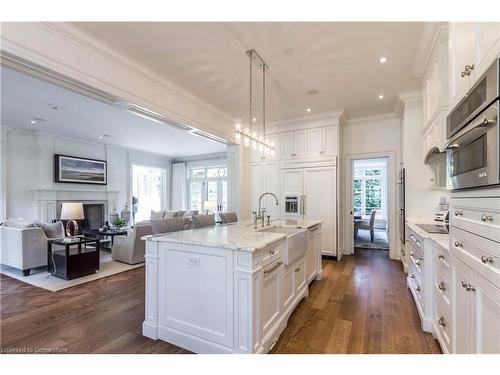 18 Crescent Place, Cambridge, ON - Indoor Photo Showing Kitchen With Upgraded Kitchen