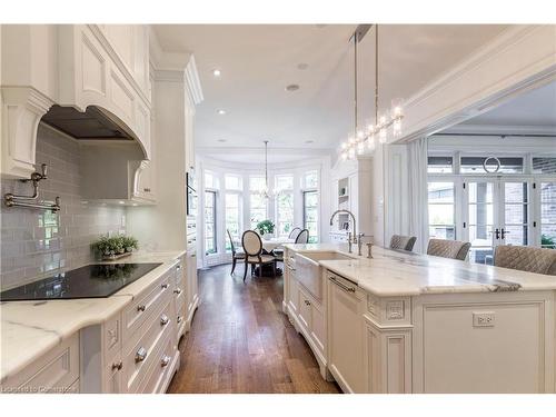 18 Crescent Place, Cambridge, ON - Indoor Photo Showing Kitchen With Upgraded Kitchen