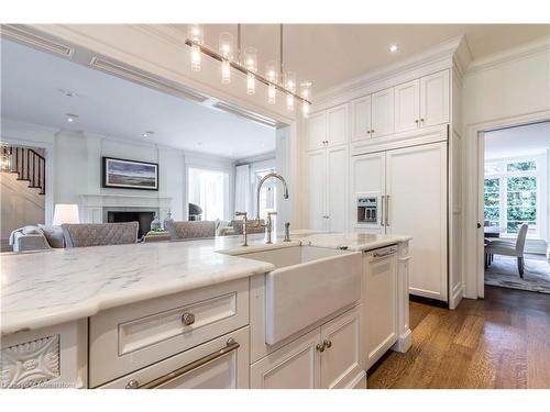 18 Crescent Place, Cambridge, ON - Indoor Photo Showing Kitchen With Upgraded Kitchen