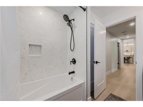 195 Riverbank Drive, Cambridge, ON - Indoor Photo Showing Bathroom