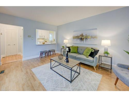 142 Spadina Road W, Kitchener, ON - Indoor Photo Showing Living Room