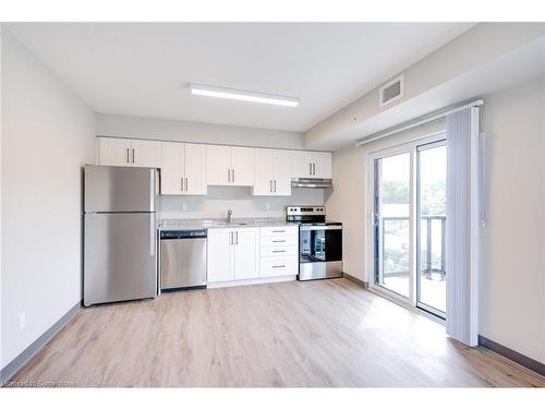 506-595 Strasburg Road, Kitchener, ON - Indoor Photo Showing Kitchen