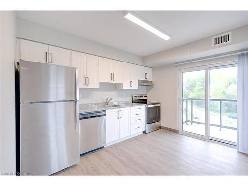 506-595 Strasburg Road, Kitchener, ON - Indoor Photo Showing Kitchen