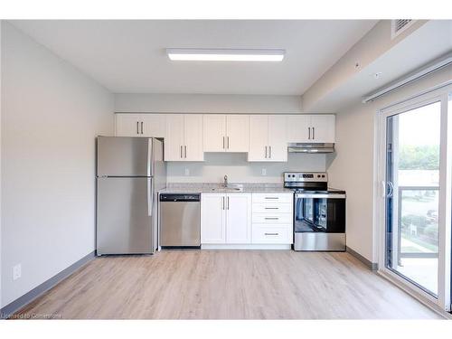 506-595 Strasburg Road, Kitchener, ON - Indoor Photo Showing Kitchen