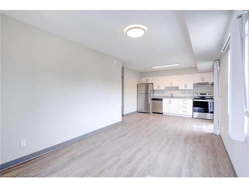 506-595 Strasburg Road, Kitchener, ON - Indoor Photo Showing Kitchen