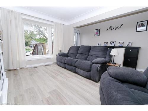 75 Stewart Avenue, Cambridge, ON - Indoor Photo Showing Living Room