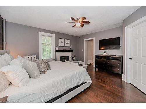 144 Queen Street E, Cambridge, ON - Indoor Photo Showing Bedroom