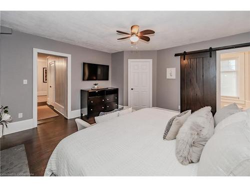 144 Queen Street E, Cambridge, ON - Indoor Photo Showing Bedroom