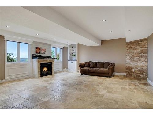 15 Mcwilliams Court, Cambridge, ON - Indoor With Fireplace