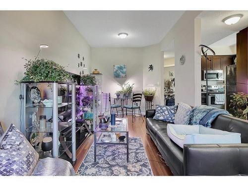 53 Third Avenue, Kitchener, ON - Indoor Photo Showing Living Room