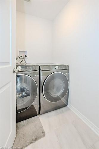 121 Sunflower Place, Welland, ON - Indoor Photo Showing Laundry Room