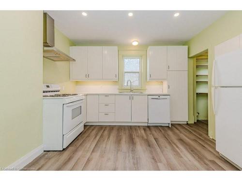 20 Brunswick Avenue, Kitchener, ON - Indoor Photo Showing Kitchen