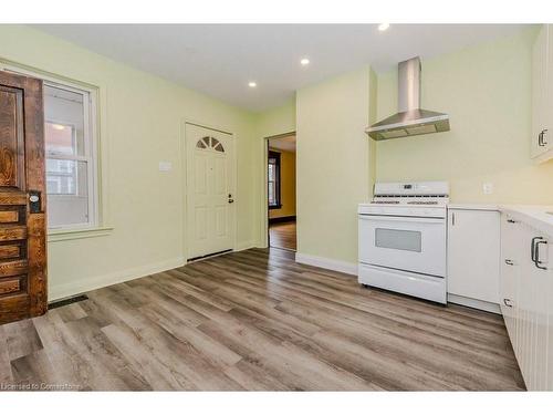 20 Brunswick Avenue, Kitchener, ON - Indoor Photo Showing Kitchen