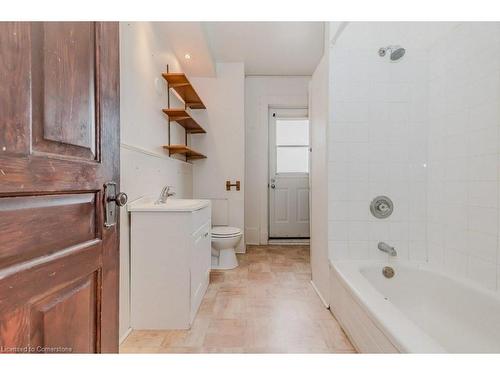 20 Brunswick Avenue, Kitchener, ON - Indoor Photo Showing Bathroom