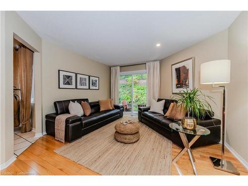 24-525 Beechwood Drive, Waterloo, ON - Indoor Photo Showing Living Room