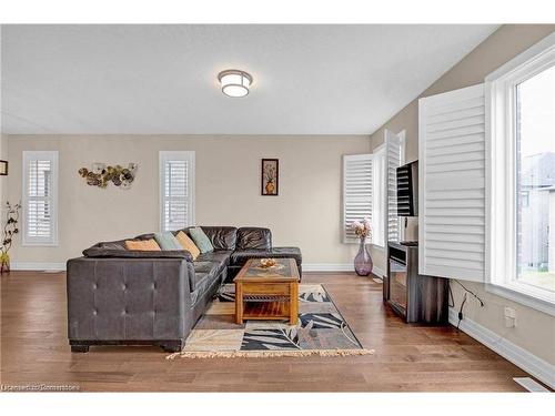 134 Pondcliffe Drive, Kitchener, ON - Indoor Photo Showing Living Room